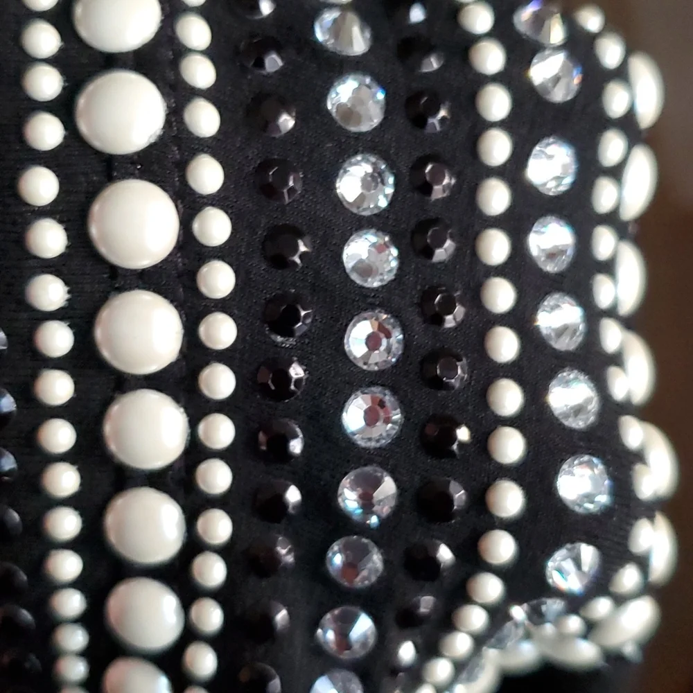 EUC!! St John Diamonds & Pearls SOFT top